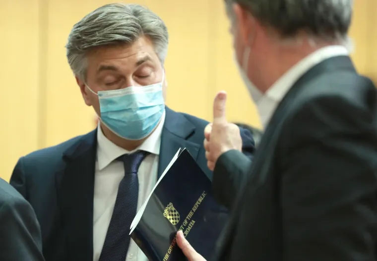 Kasno sinoć izglasana nova Vlada: Pogledajte atmosferu u Saboru, Plenkoviću čestitali na korona način