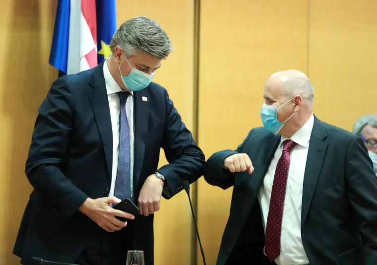 Kasno sinoć izglasana nova Vlada: Pogledajte atmosferu u Saboru, Plenkoviću čestitali na korona način