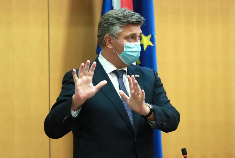 Kasno sinoć izglasana nova Vlada: Pogledajte atmosferu u Saboru, Plenkoviću čestitali na korona način