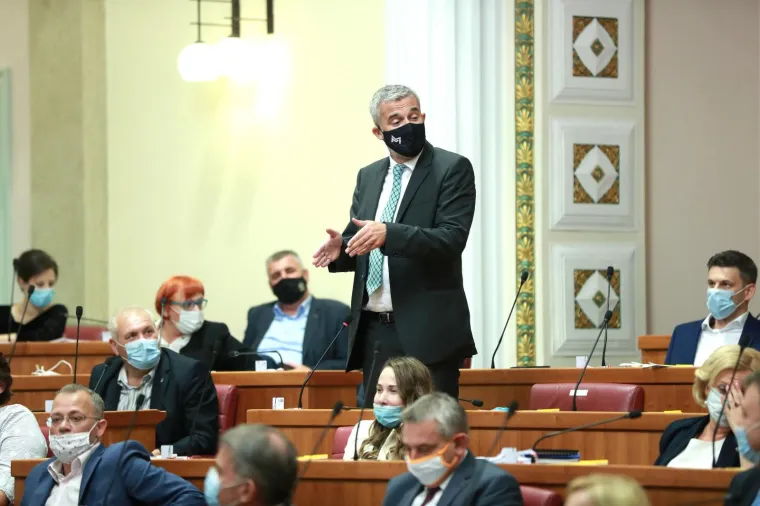 Kasno sinoć izglasana nova Vlada: Pogledajte atmosferu u Saboru, Plenkoviću čestitali na korona način