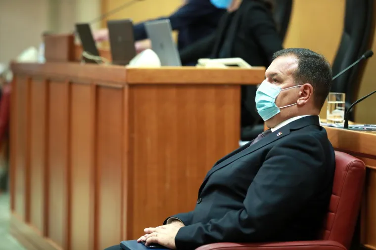 Kasno sinoć izglasana nova Vlada: Pogledajte atmosferu u Saboru, Plenkoviću čestitali na korona način