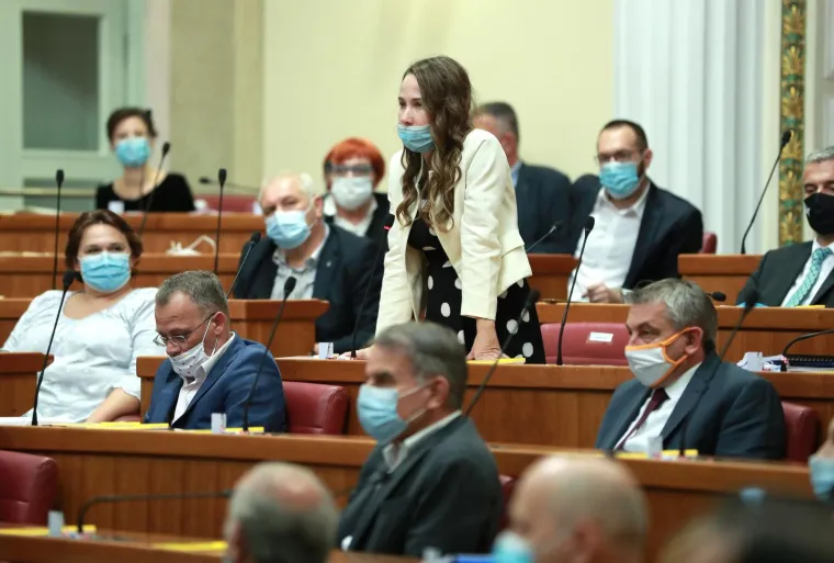 Kasno sinoć izglasana nova Vlada: Pogledajte atmosferu u Saboru, Plenkoviću čestitali na korona način