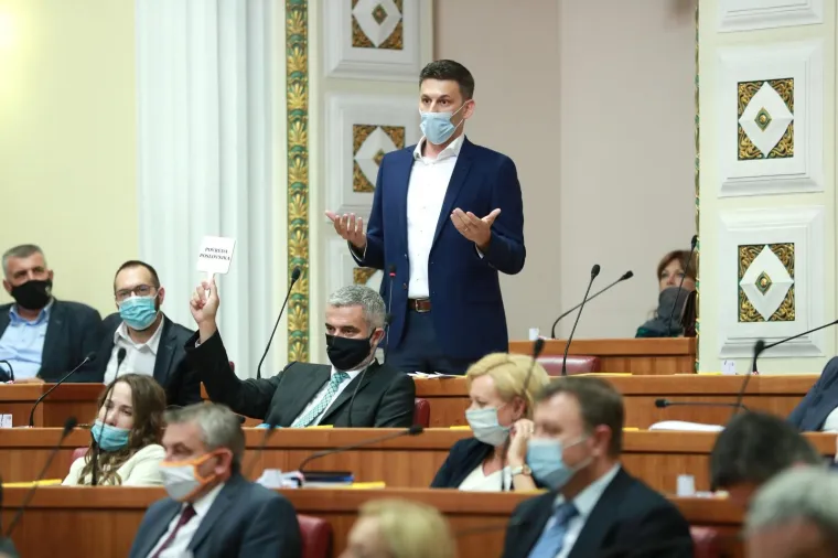 Kasno sinoć izglasana nova Vlada: Pogledajte atmosferu u Saboru, Plenkoviću čestitali na korona način