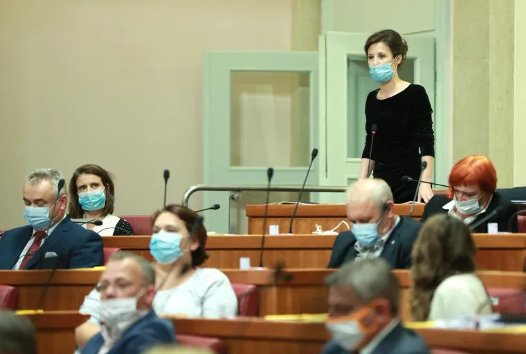 Kasno sinoć izglasana nova Vlada: Pogledajte atmosferu u Saboru, Plenkoviću čestitali na korona način