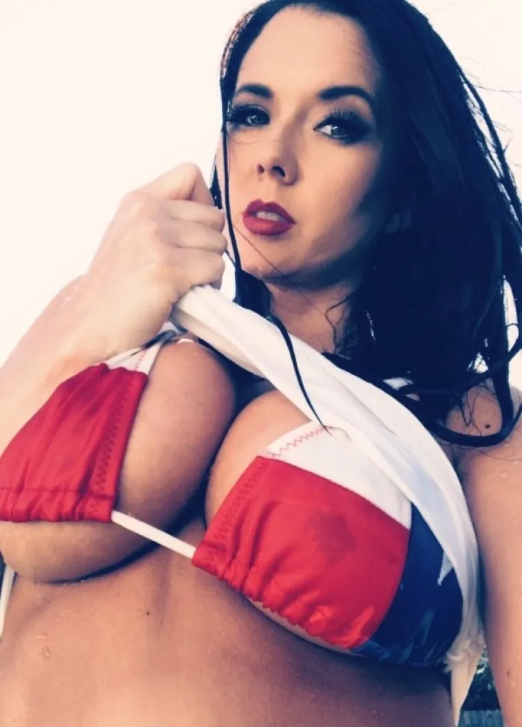 VRUĆE CURKE KRENULE NA PLAŽU: Pomozite im jer se ne mogu odlučiti treba li im uopće gornji dio bikinija