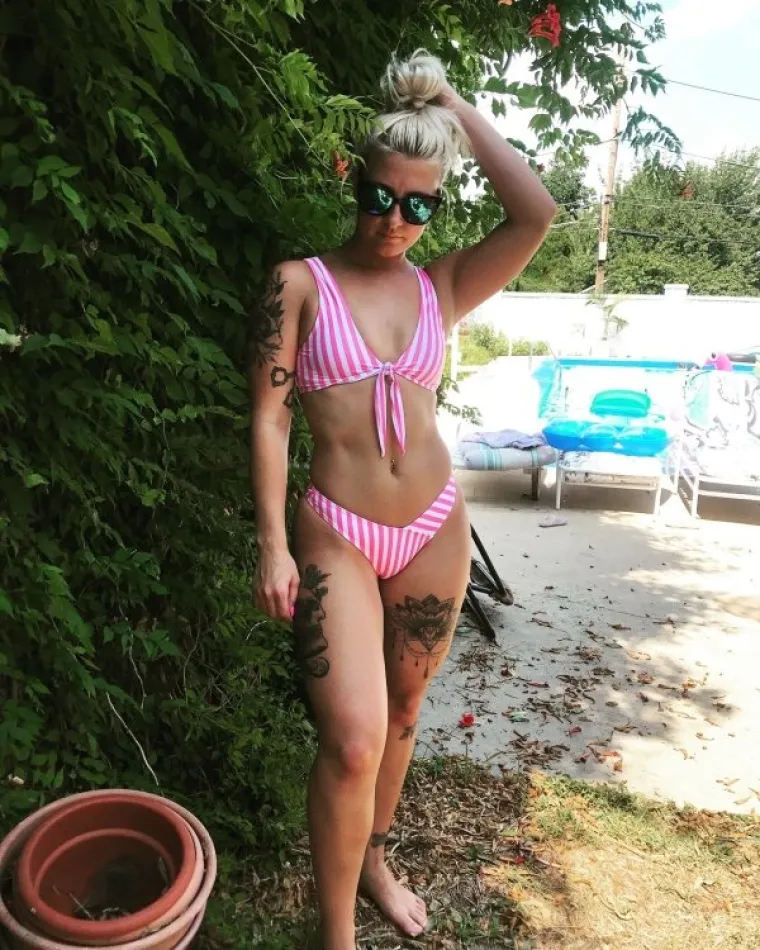 VRUĆE CURKE KRENULE NA PLAŽU: Pomozite im jer se ne mogu odlučiti treba li im uopće gornji dio bikinija