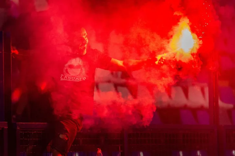 Navijačka skupina Kohorta nakon sto se okupila ispod istočne tribina stadiona Gradski vrt u&scaron;la je na stadion te gromoglasnim navijanjem pozdravila nogometa&scaron;e prije početka treninga.