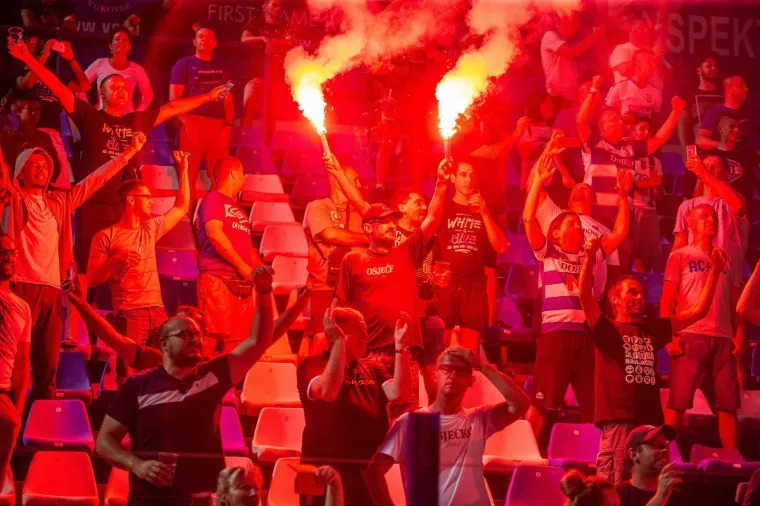 LUDNICA U OSIJEKU UOČI UTAKMICE ODLUKE: Kohorta 'zapalila' Gradski vrt, ovo su prizori za pamćenje