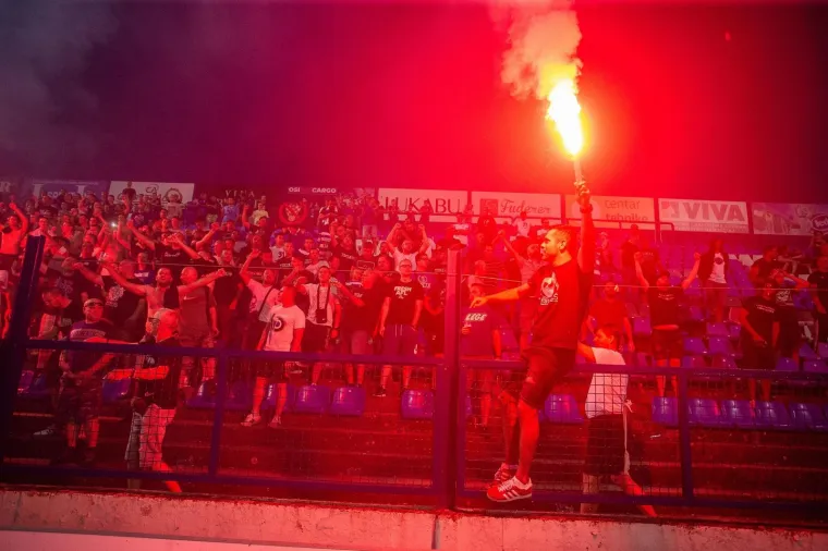 LUDNICA U OSIJEKU UOČI UTAKMICE ODLUKE: Kohorta 'zapalila' Gradski vrt, ovo su prizori za pamćenje
