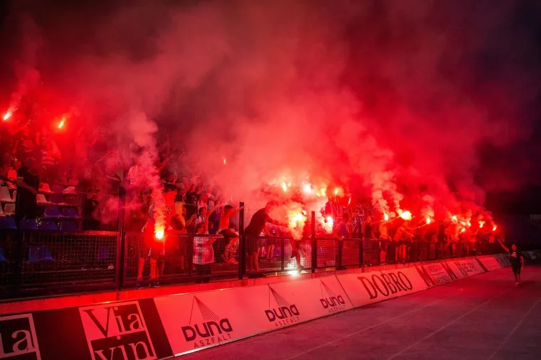 LUDNICA U OSIJEKU UOČI UTAKMICE ODLUKE: Kohorta 'zapalila' Gradski vrt, ovo su prizori za pamćenje