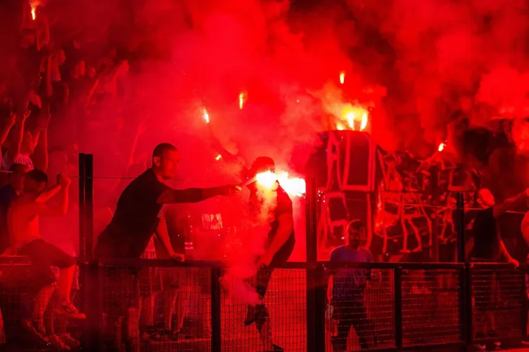 LUDNICA U OSIJEKU UOČI UTAKMICE ODLUKE: Kohorta 'zapalila' Gradski vrt, ovo su prizori za pamćenje