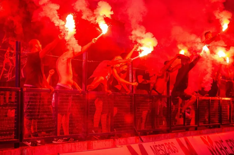 LUDNICA U OSIJEKU UOČI UTAKMICE ODLUKE: Kohorta 'zapalila' Gradski vrt, ovo su prizori za pamćenje