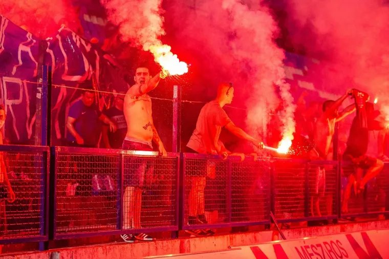 LUDNICA U OSIJEKU UOČI UTAKMICE ODLUKE: Kohorta 'zapalila' Gradski vrt, ovo su prizori za pamćenje