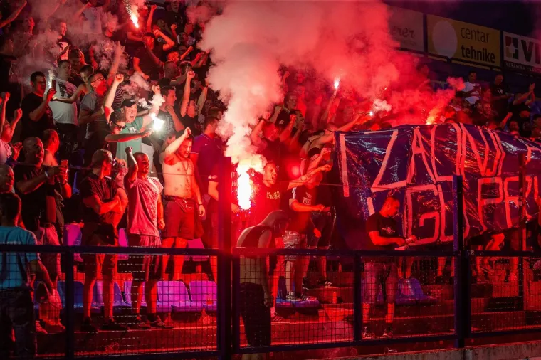 LUDNICA U OSIJEKU UOČI UTAKMICE ODLUKE: Kohorta 'zapalila' Gradski vrt, ovo su prizori za pamćenje