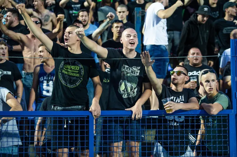 LUDNICA U OSIJEKU UOČI UTAKMICE ODLUKE: Kohorta 'zapalila' Gradski vrt, ovo su prizori za pamćenje