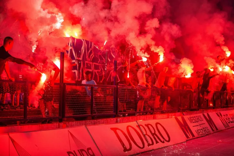 LUDNICA U OSIJEKU UOČI UTAKMICE ODLUKE: Kohorta 'zapalila' Gradski vrt, ovo su prizori za pamćenje
