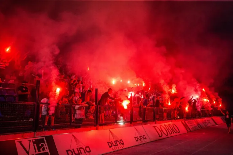 LUDNICA U OSIJEKU UOČI UTAKMICE ODLUKE: Kohorta 'zapalila' Gradski vrt, ovo su prizori za pamćenje