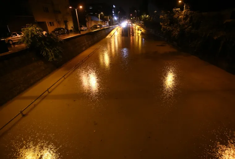 Potop paralizirao Zagreb, ovako je to izgledalo: Kataklizma u centru grada, neki su doslovce spa&scaron;avali živu glavu!