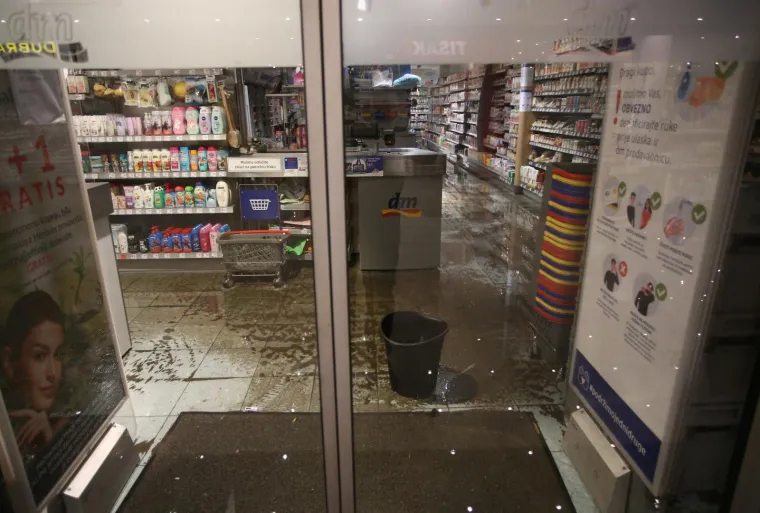 Potop paralizirao Zagreb, ovako je to izgledalo: Kataklizma u centru grada, neki su doslovce spa&scaron;avali živu glavu!