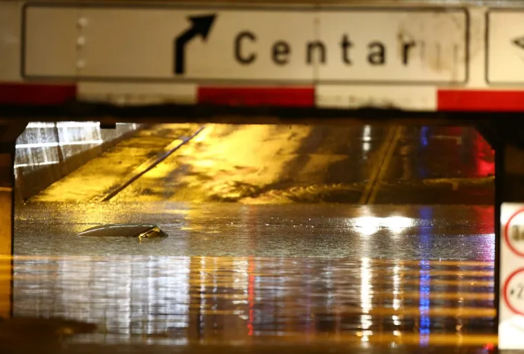 Snažno nevrijeme zahvatilo je u petak navečer Zagreb. Zbog poplavljenih ulica i zgrada na terenu su bile sve ekipe zagrebačkih vatrogasaca, a velikih problema bilo je u prometu, naročito na podvožnjacima. Vatrogasci su primili više od tisuću poziva građđana te obavili oko stotinu tehničkih intervencija, uglavnom ispumpavajući vodu iz podruma. Tramvajski promet na nekim je linijama bio obustavljen, a središte grada doslovno je plivalo u vodi.