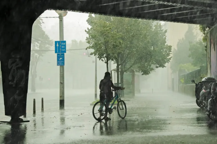 U Zagrebu opet kaos: Obilna ki&scaron;a sručila se nad grad. Ceste poplavljene, sru&scaron;ena su stabla...