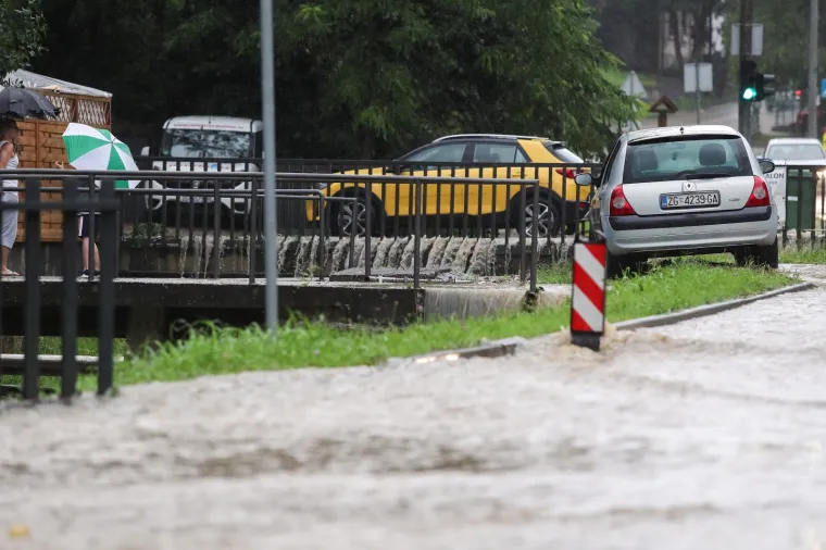 U Zagrebu opet kaos: Obilna ki&scaron;a sručila se nad grad. Ceste poplavljene, sru&scaron;ena su stabla...