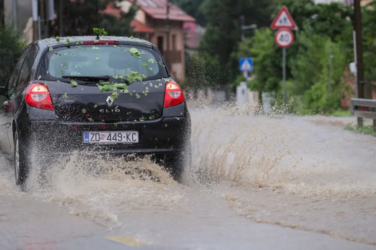 U Zagrebu opet kaos: Obilna ki&scaron;a sručila se nad grad. Ceste poplavljene, sru&scaron;ena su stabla...