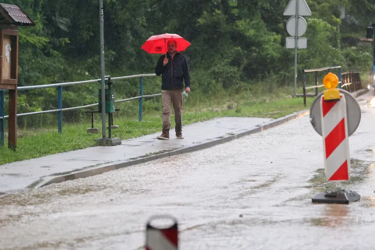 U Zagrebu opet kaos: Obilna ki&scaron;a sručila se nad grad. Ceste poplavljene, sru&scaron;ena su stabla...