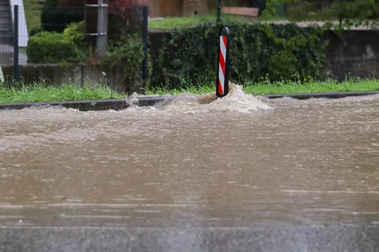 U Zagrebu opet kaos: Obilna ki&scaron;a sručila se nad grad. Ceste poplavljene, sru&scaron;ena su stabla...