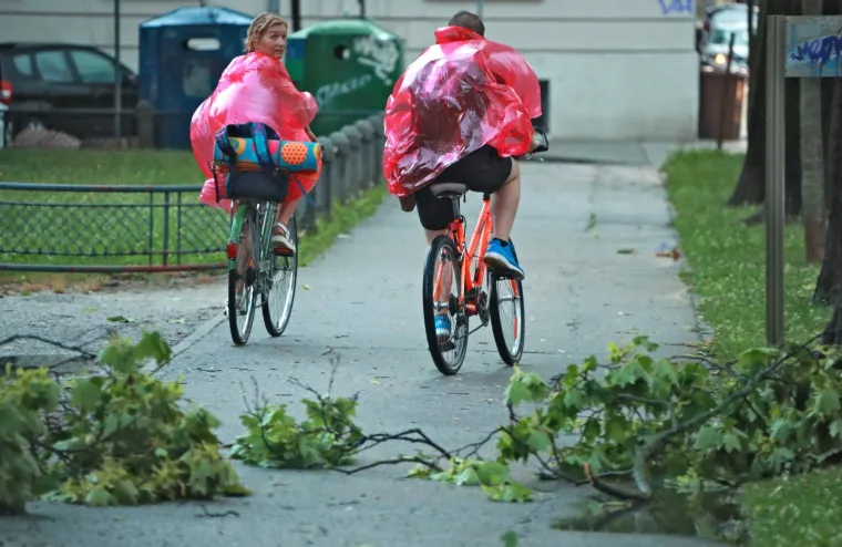 U Zagrebu opet kaos: Obilna ki&scaron;a sručila se nad grad. Ceste poplavljene, sru&scaron;ena su stabla...
