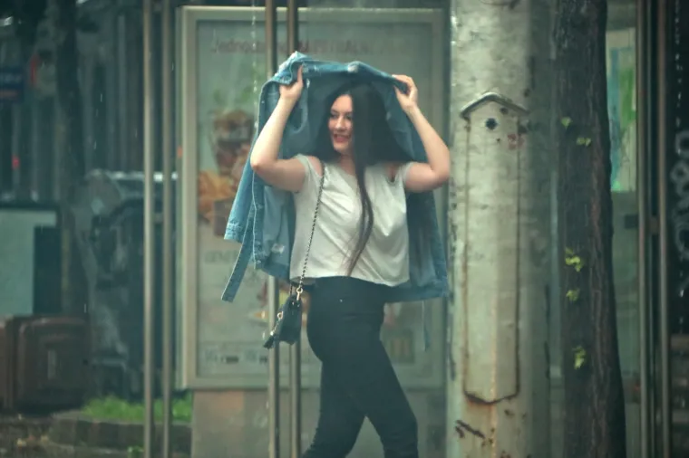 U Zagrebu opet kaos: Obilna ki&scaron;a sručila se nad grad. Ceste poplavljene, sru&scaron;ena su stabla...