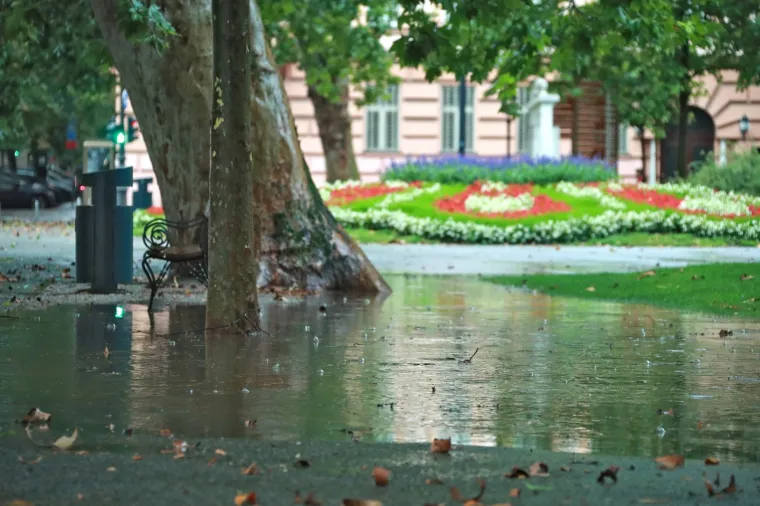 U Zagrebu opet kaos: Obilna ki&scaron;a sručila se nad grad. Ceste poplavljene, sru&scaron;ena su stabla...