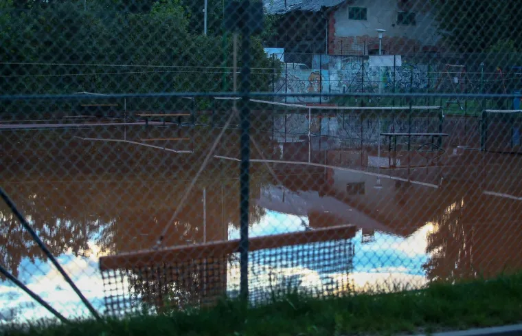 U Zagrebu opet kaos: Obilna ki&scaron;a sručila se nad grad. Ceste poplavljene, sru&scaron;ena su stabla...