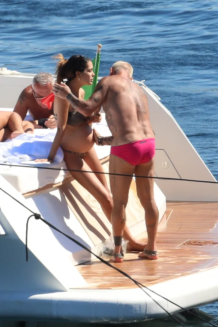 PAPARAZZI UHVATILI NAJSEKSI DJEDICU NA BRODU S TRUDNOM 25-GODIŠNJOM CUROM: 52-godišnjak još jednom opravdao titulu