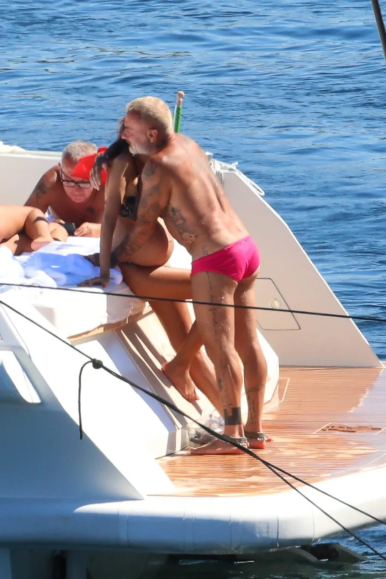 PAPARAZZI UHVATILI NAJSEKSI DJEDICU NA BRODU S TRUDNOM 25-GODIŠNJOM CUROM: 52-godišnjak još jednom opravdao titulu