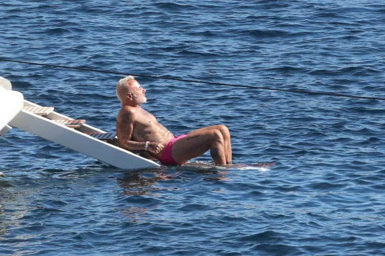 PAPARAZZI UHVATILI NAJSEKSI DJEDICU NA BRODU S TRUDNOM 25-GODI&Scaron;NJOM CUROM: 52-godi&scaron;njak jo&scaron; jednom opravdao titulu