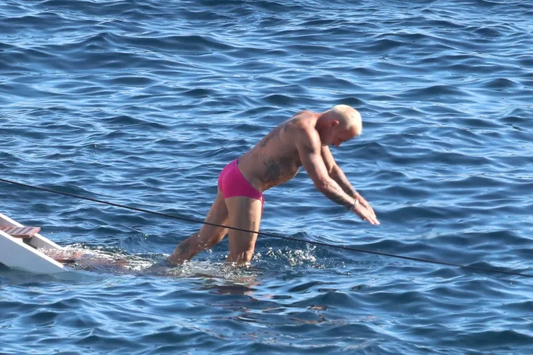 PAPARAZZI UHVATILI NAJSEKSI DJEDICU NA BRODU S TRUDNOM 25-GODI&Scaron;NJOM CUROM: 52-godi&scaron;njak jo&scaron; jednom opravdao titulu