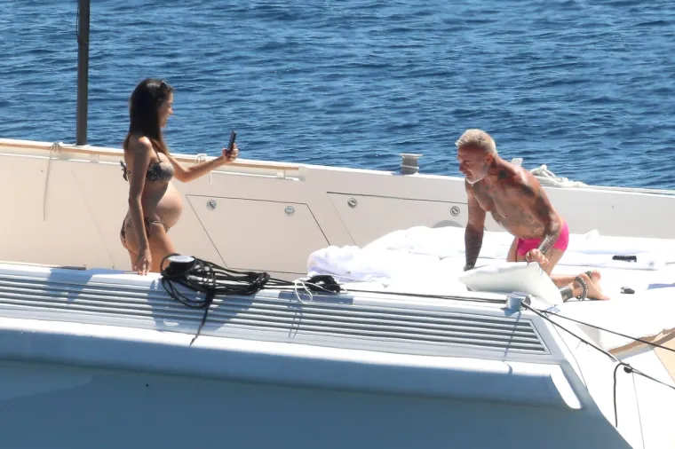 PAPARAZZI UHVATILI NAJSEKSI DJEDICU NA BRODU S TRUDNOM 25-GODI&Scaron;NJOM CUROM: 52-godi&scaron;njak jo&scaron; jednom opravdao titulu