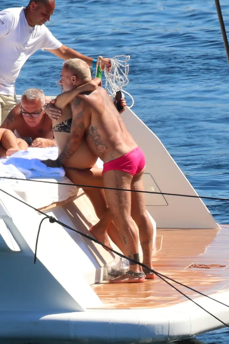 PAPARAZZI UHVATILI NAJSEKSI DJEDICU NA BRODU S TRUDNOM 25-GODI&Scaron;NJOM CUROM: 52-godi&scaron;njak jo&scaron; jednom opravdao titulu