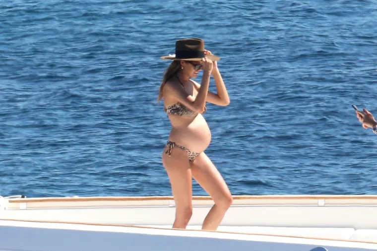 PAPARAZZI UHVATILI NAJSEKSI DJEDICU NA BRODU S TRUDNOM 25-GODI&Scaron;NJOM CUROM: 52-godi&scaron;njak jo&scaron; jednom opravdao titulu