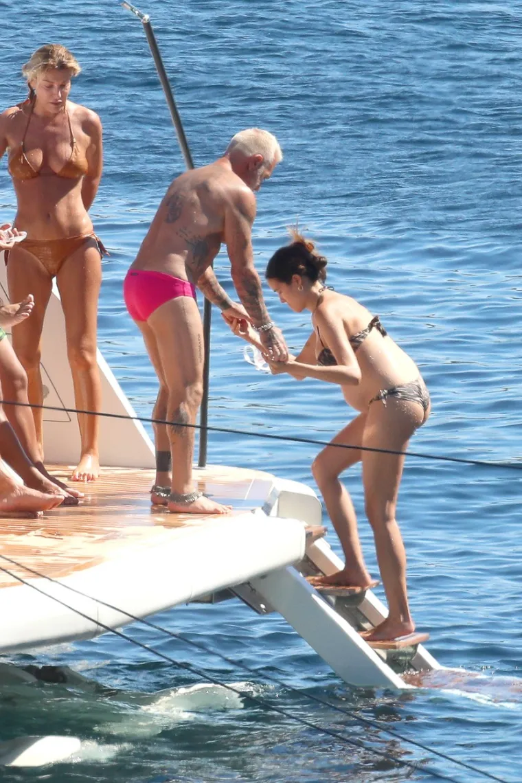 PAPARAZZI UHVATILI NAJSEKSI DJEDICU NA BRODU S TRUDNOM 25-GODI&Scaron;NJOM CUROM: 52-godi&scaron;njak jo&scaron; jednom opravdao titulu