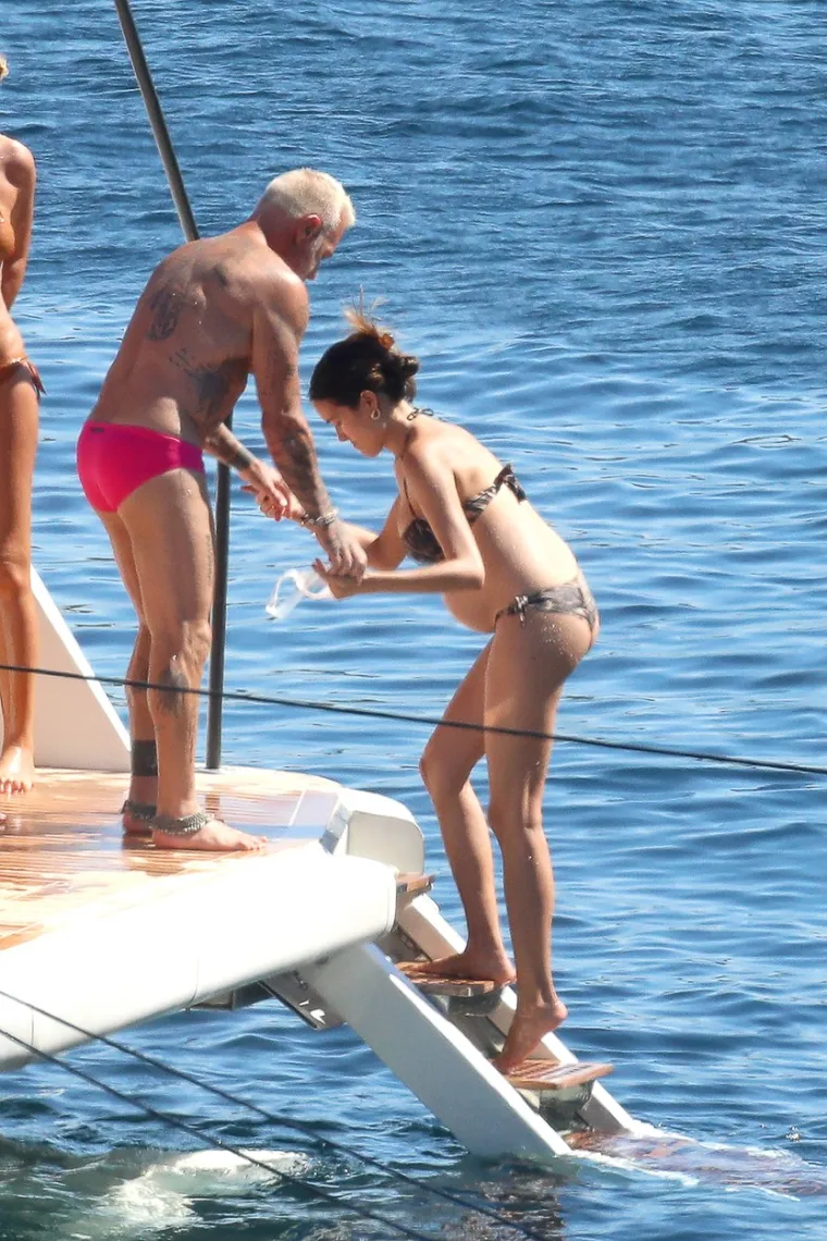 PAPARAZZI UHVATILI NAJSEKSI DJEDICU NA BRODU S TRUDNOM 25-GODI&Scaron;NJOM CUROM: 52-godi&scaron;njak jo&scaron; jednom opravdao titulu