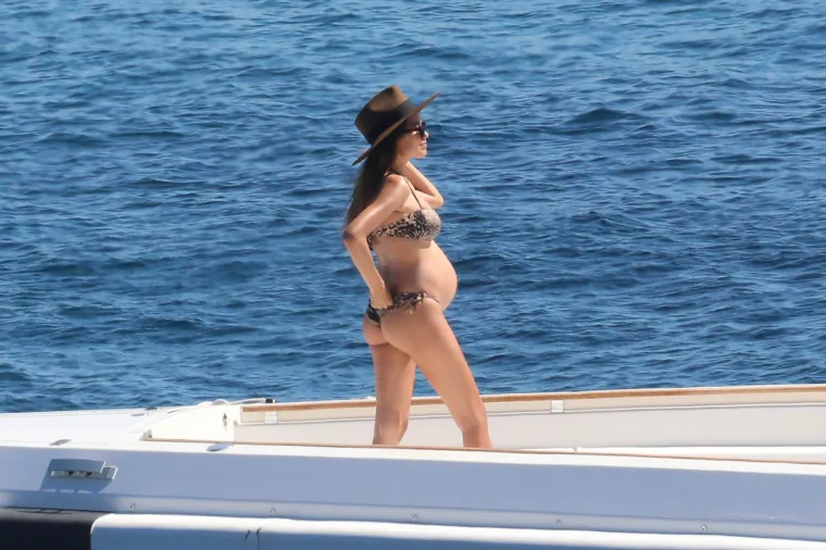 PAPARAZZI UHVATILI NAJSEKSI DJEDICU NA BRODU S TRUDNOM 25-GODI&Scaron;NJOM CUROM: 52-godi&scaron;njak jo&scaron; jednom opravdao titulu