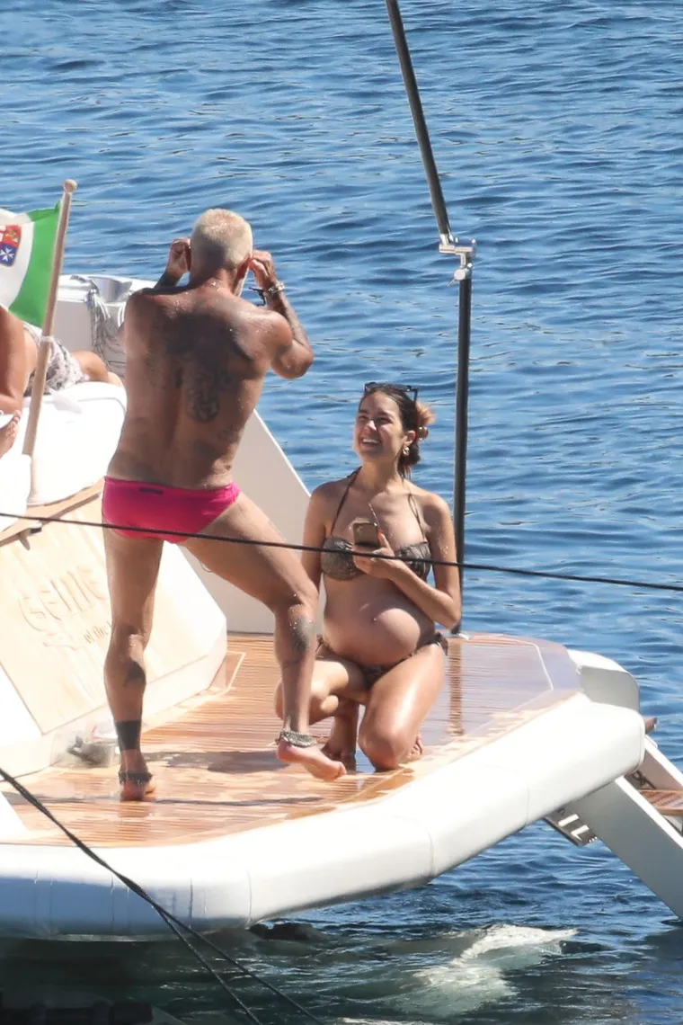 PAPARAZZI UHVATILI NAJSEKSI DJEDICU NA BRODU S TRUDNOM 25-GODI&Scaron;NJOM CUROM: 52-godi&scaron;njak jo&scaron; jednom opravdao titulu