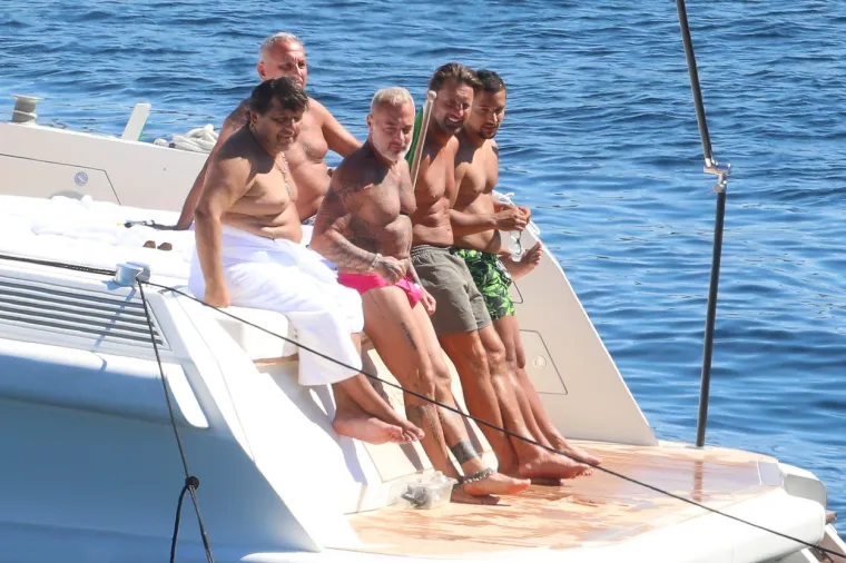 PAPARAZZI UHVATILI NAJSEKSI DJEDICU NA BRODU S TRUDNOM 25-GODI&Scaron;NJOM CUROM: 52-godi&scaron;njak jo&scaron; jednom opravdao titulu