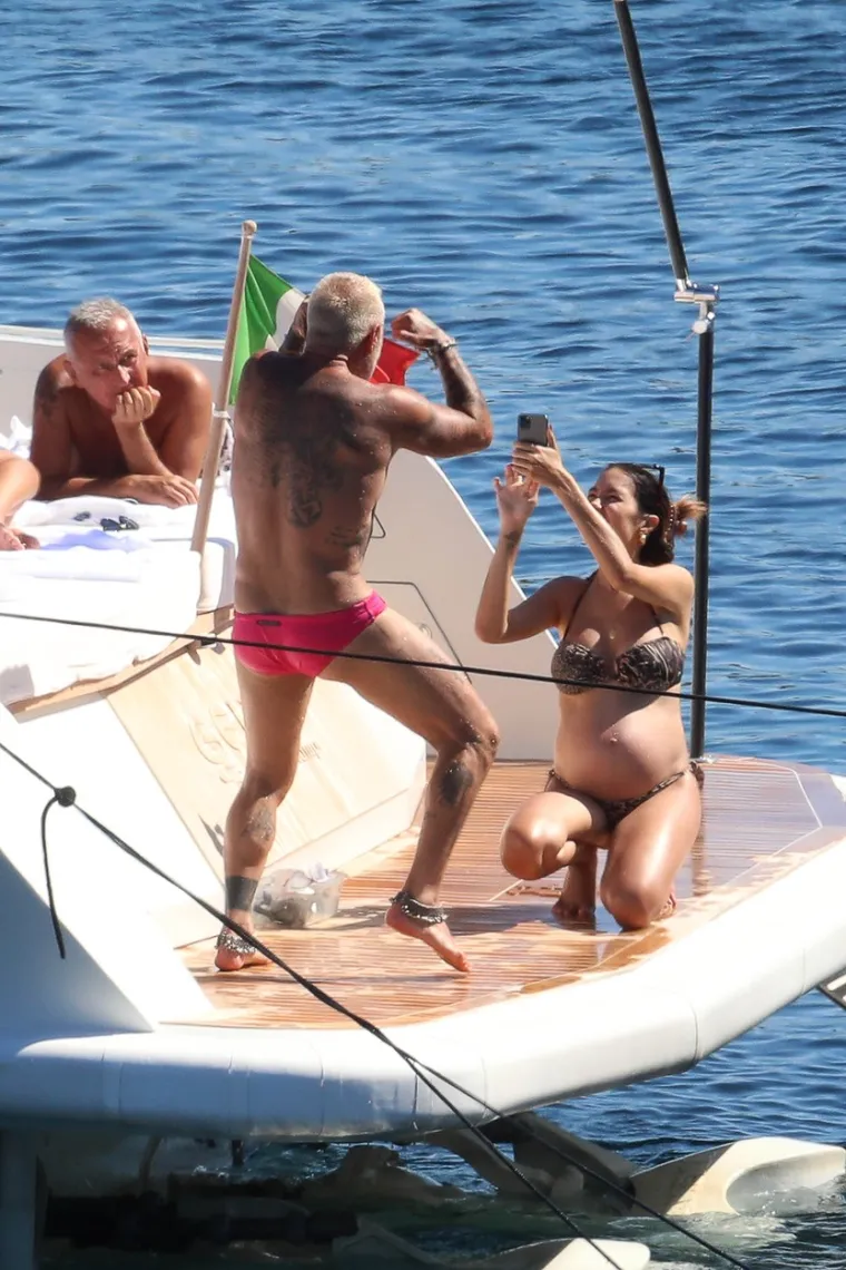 PAPARAZZI UHVATILI NAJSEKSI DJEDICU NA BRODU S TRUDNOM 25-GODI&Scaron;NJOM CUROM: 52-godi&scaron;njak jo&scaron; jednom opravdao titulu