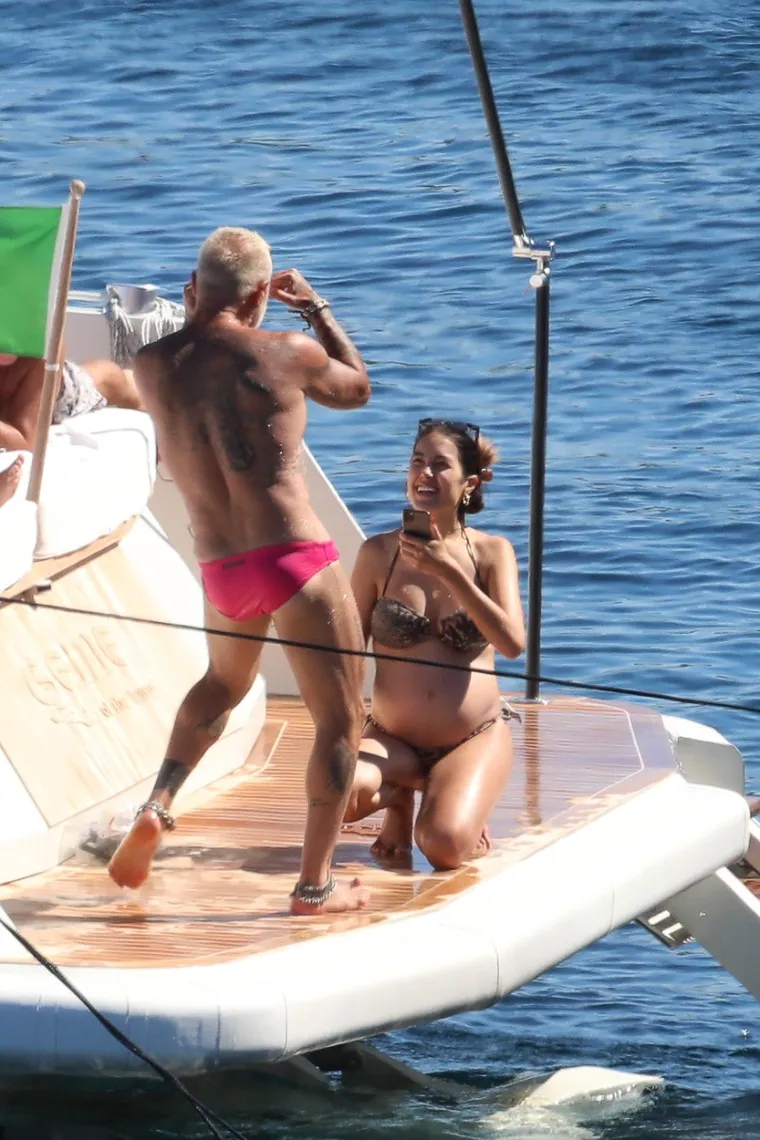 PAPARAZZI UHVATILI NAJSEKSI DJEDICU NA BRODU S TRUDNOM 25-GODI&Scaron;NJOM CUROM: 52-godi&scaron;njak jo&scaron; jednom opravdao titulu