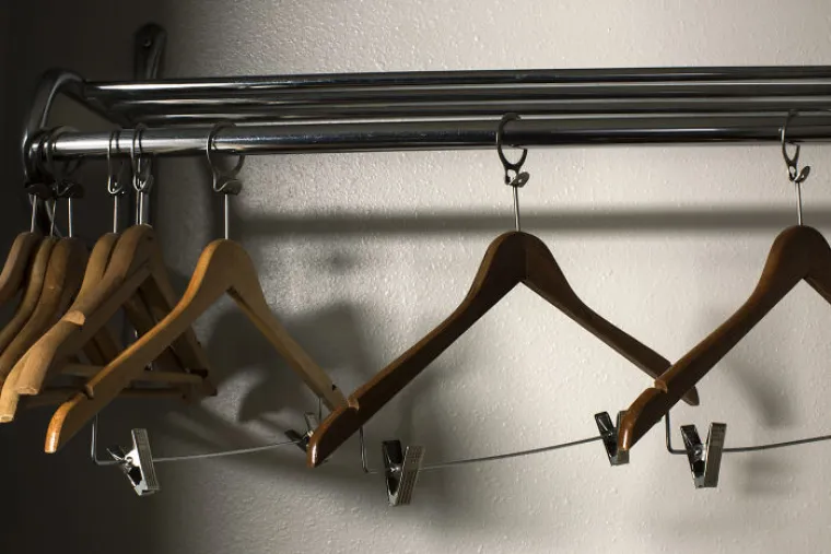 Drvene vje&scaron;alice izrađene su od cedrovine koja je poznata po tome &scaron;to odbija kukce i moljce. Ove vje&scaron;alice savr&scaron;ene su za odjeću koja je osjetljiva na o&scaron;tećenja od insekata, poput kaputa i jakni ili haljina te onu od vune. Foto: Bored Panda