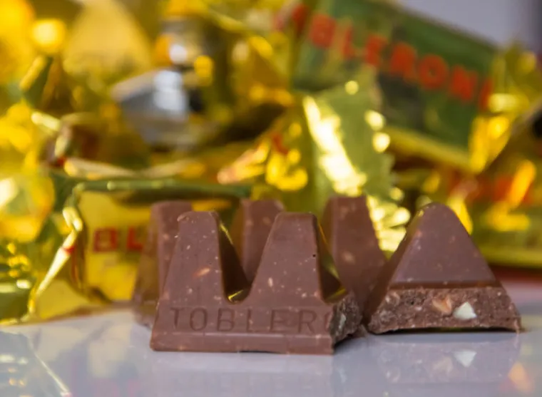 Čokolada Toblerone ima neobičan trokutasti oblik čisto radi funkcionalnosti, a ne radi estetike. Naime, ako palcem pritisnete jedan od trokutića, lako će se odvojiti od ostalih te imate ukusan zalogajčić savr&scaron;ene veličine. Foto: Bored Panda