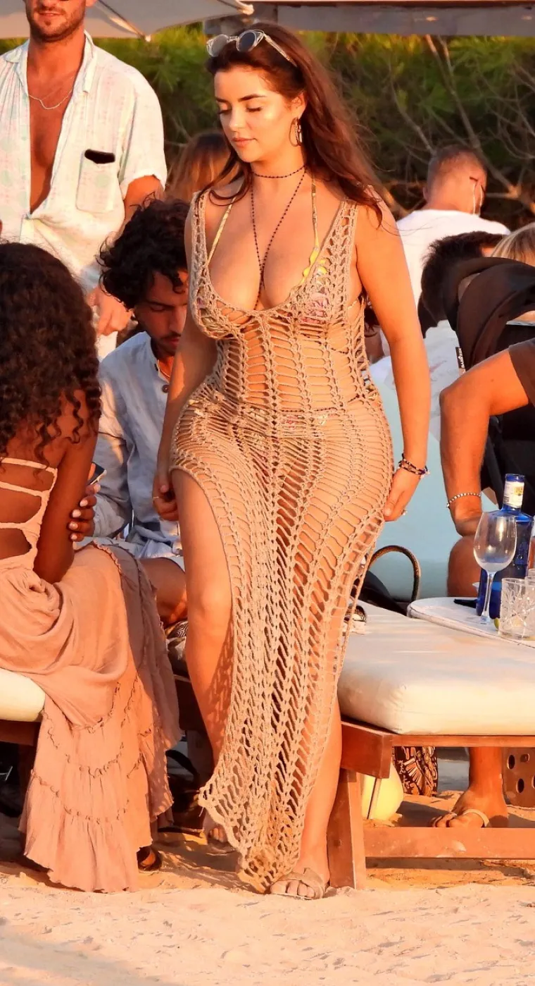 Manekenka Demi Rose ljetuje s prijateljima na Ibizi. Foto: Profimedia